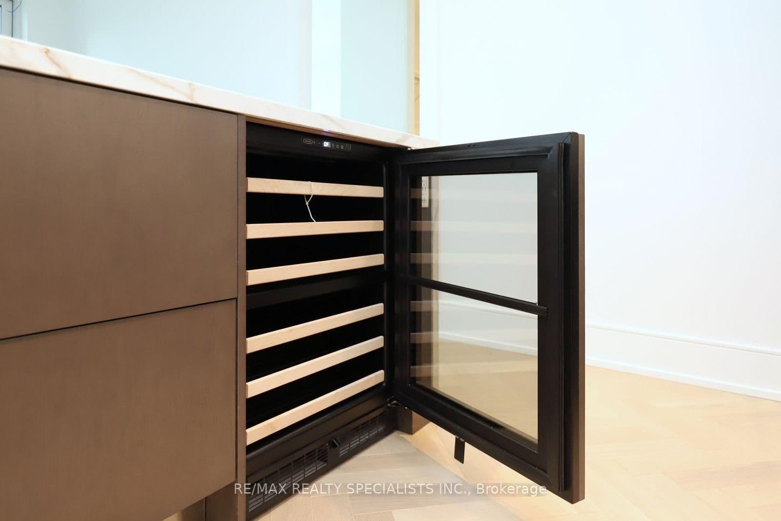 455 Wellington Street W, Unit 704 thumbnail 16