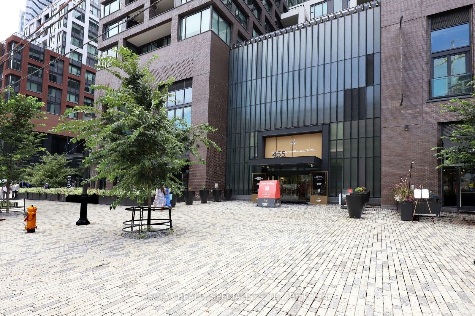 455 Wellington Street W, Unit 704 thumbnail 2