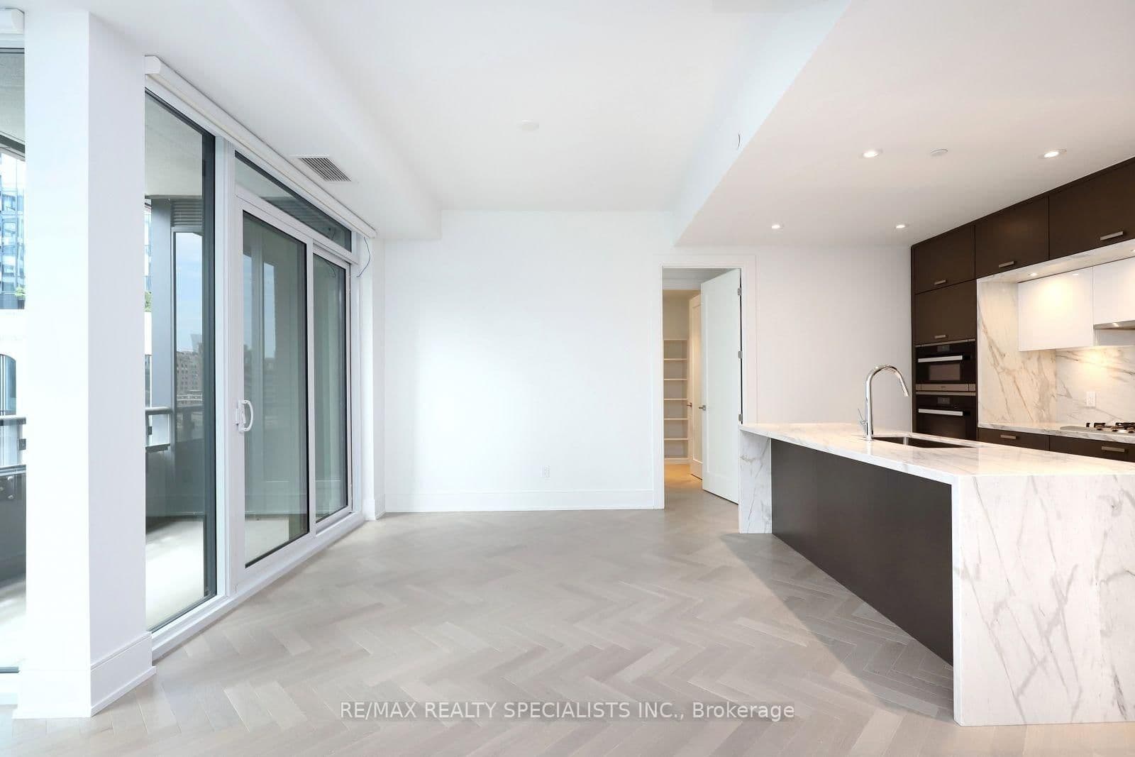 455 Wellington Street W, Unit 704 thumbnail 21