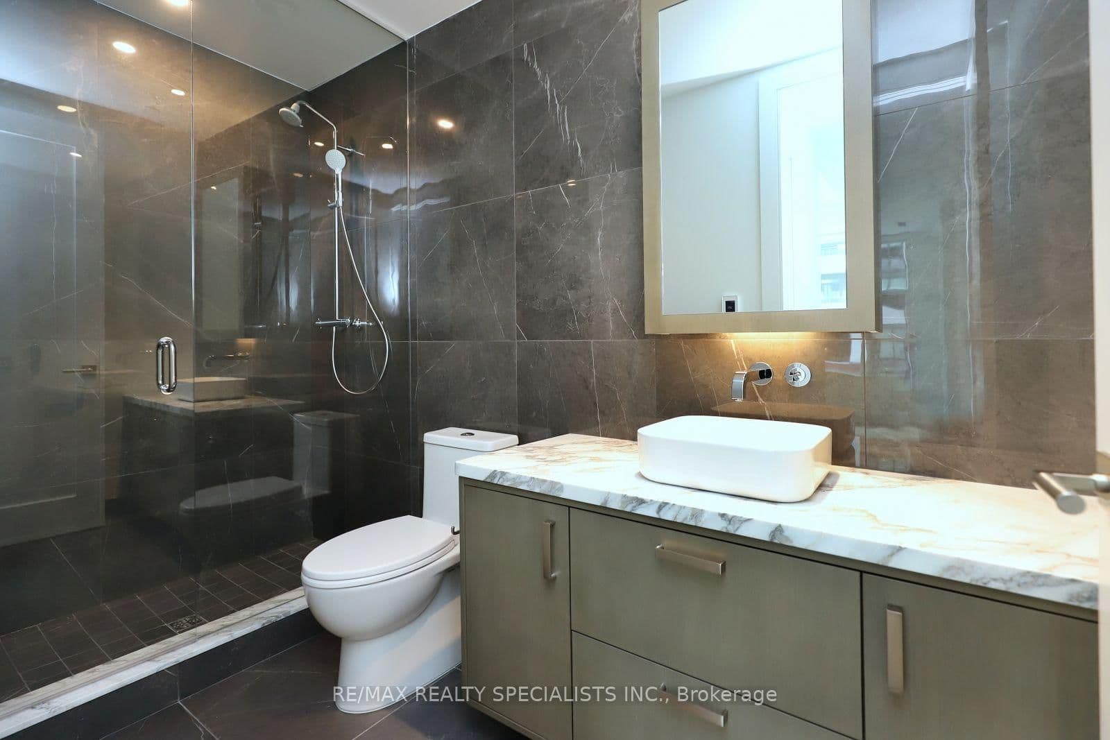 455 Wellington Street W, Unit 704 thumbnail 28