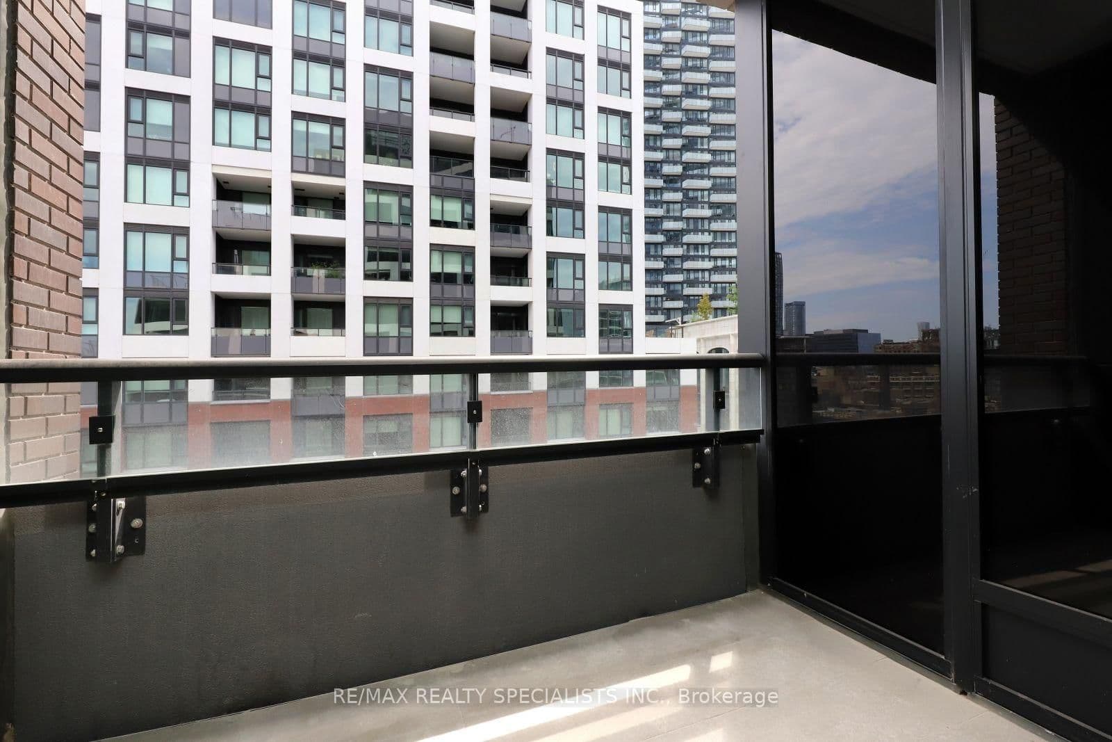 455 Wellington Street W, Unit 704 thumbnail 33