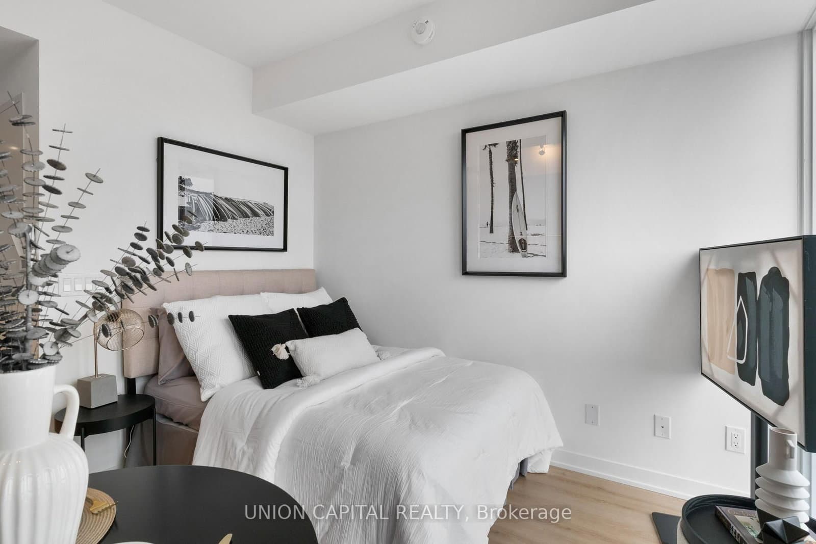 319 Jarvis Street, Unit 1612 thumbnail 3