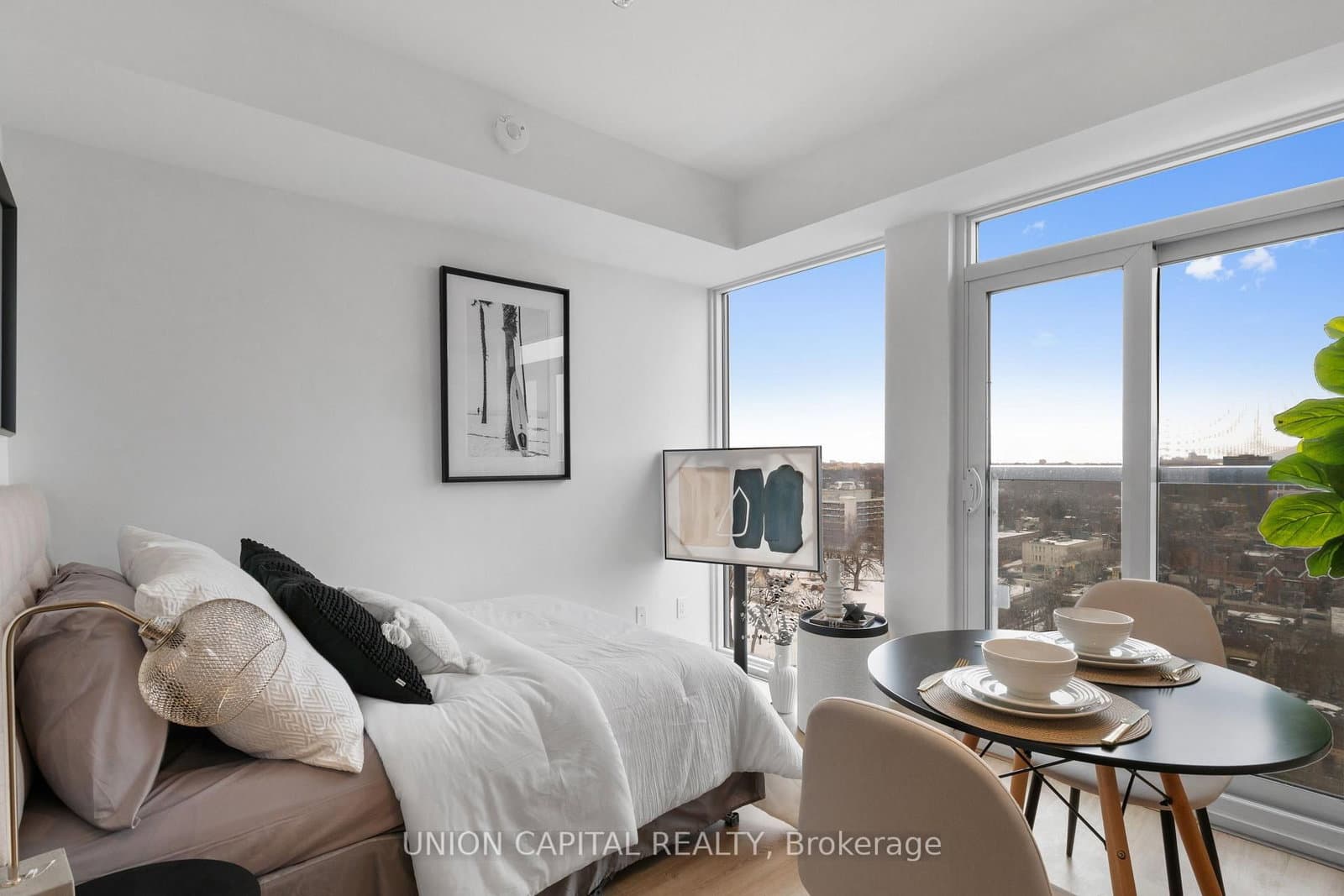 319 Jarvis Street, Unit 1612 thumbnail 4