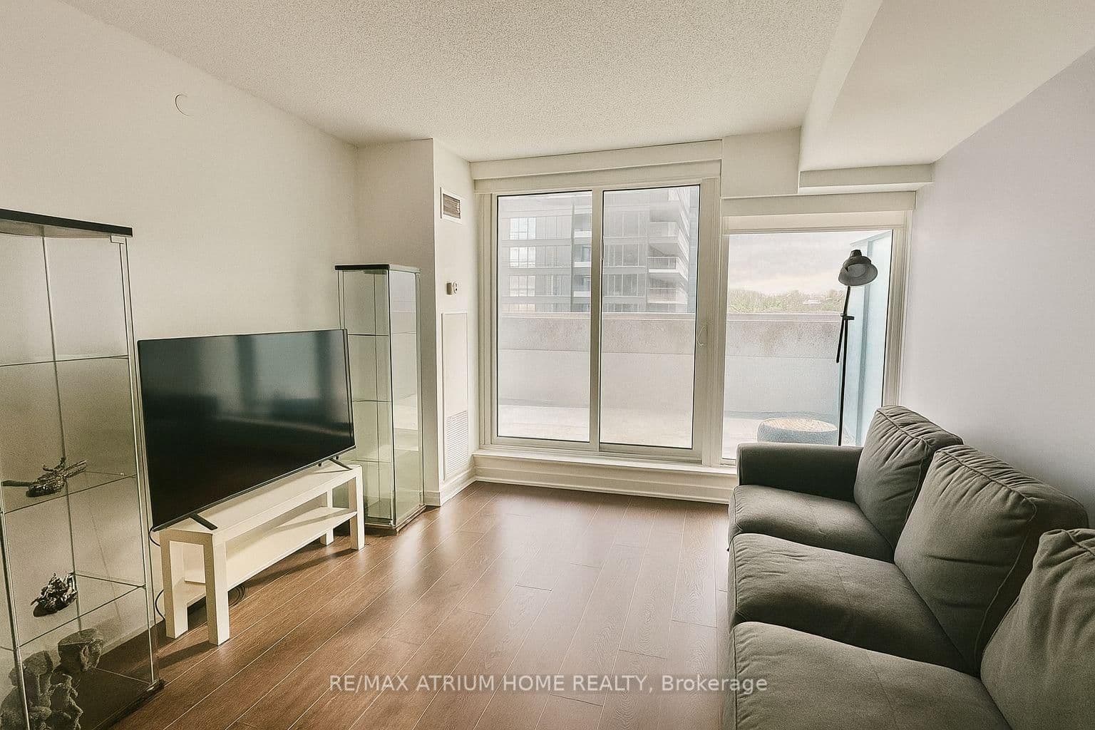72 Esther Shiner Boulevard, Unit 320 thumbnail 4