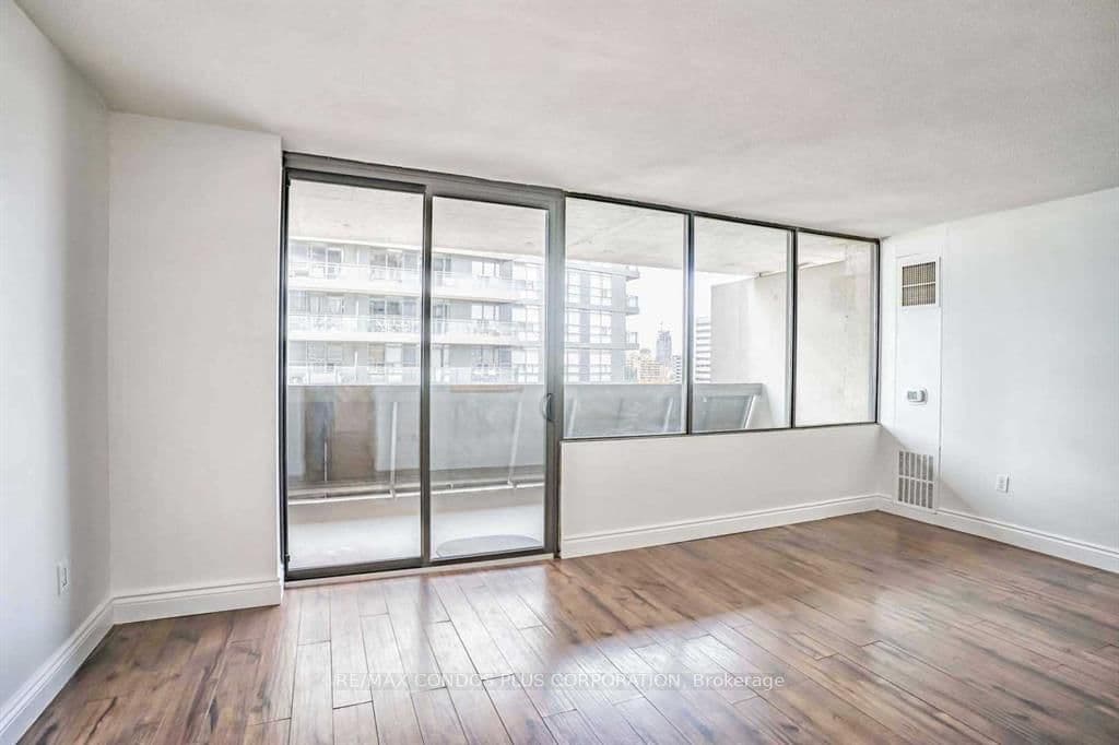 720 Spadina Avenue, Unit 1011 - Image 1