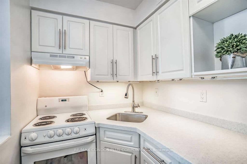 720 Spadina Avenue, Unit 1011 thumbnail 11