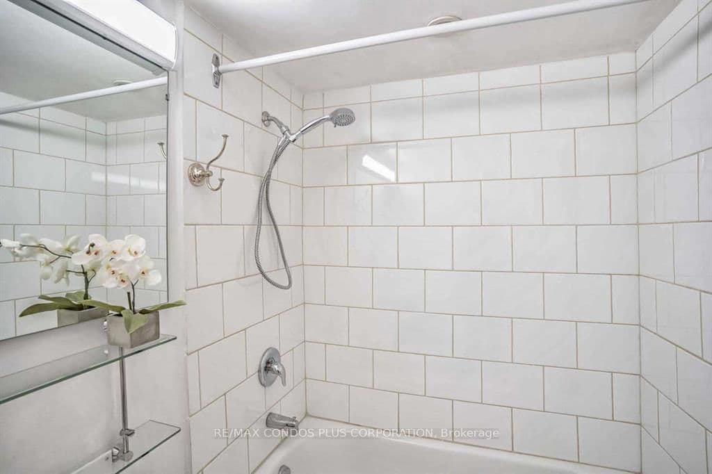 720 Spadina Avenue, Unit 1011 thumbnail 13