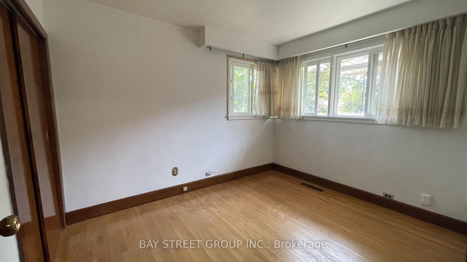260 Moore Park Avenue thumbnail 11