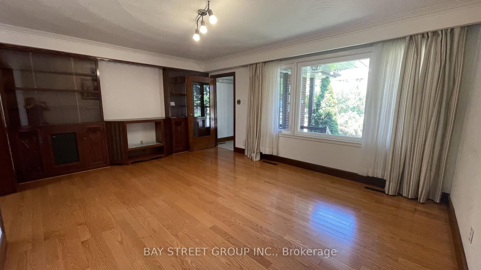 260 Moore Park Avenue thumbnail 4