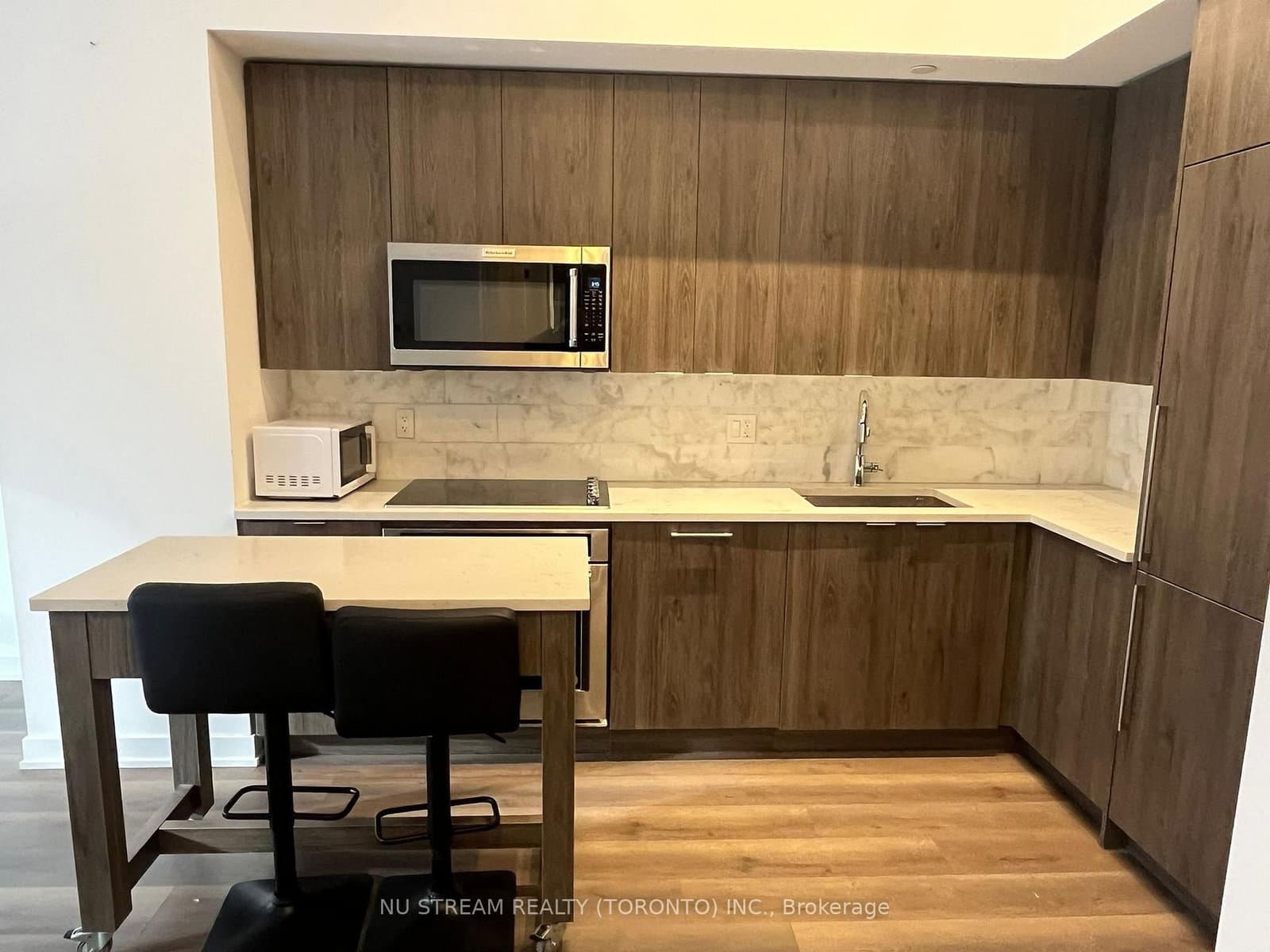 38 Iannuzzi Street, Unit 207 thumbnail 9