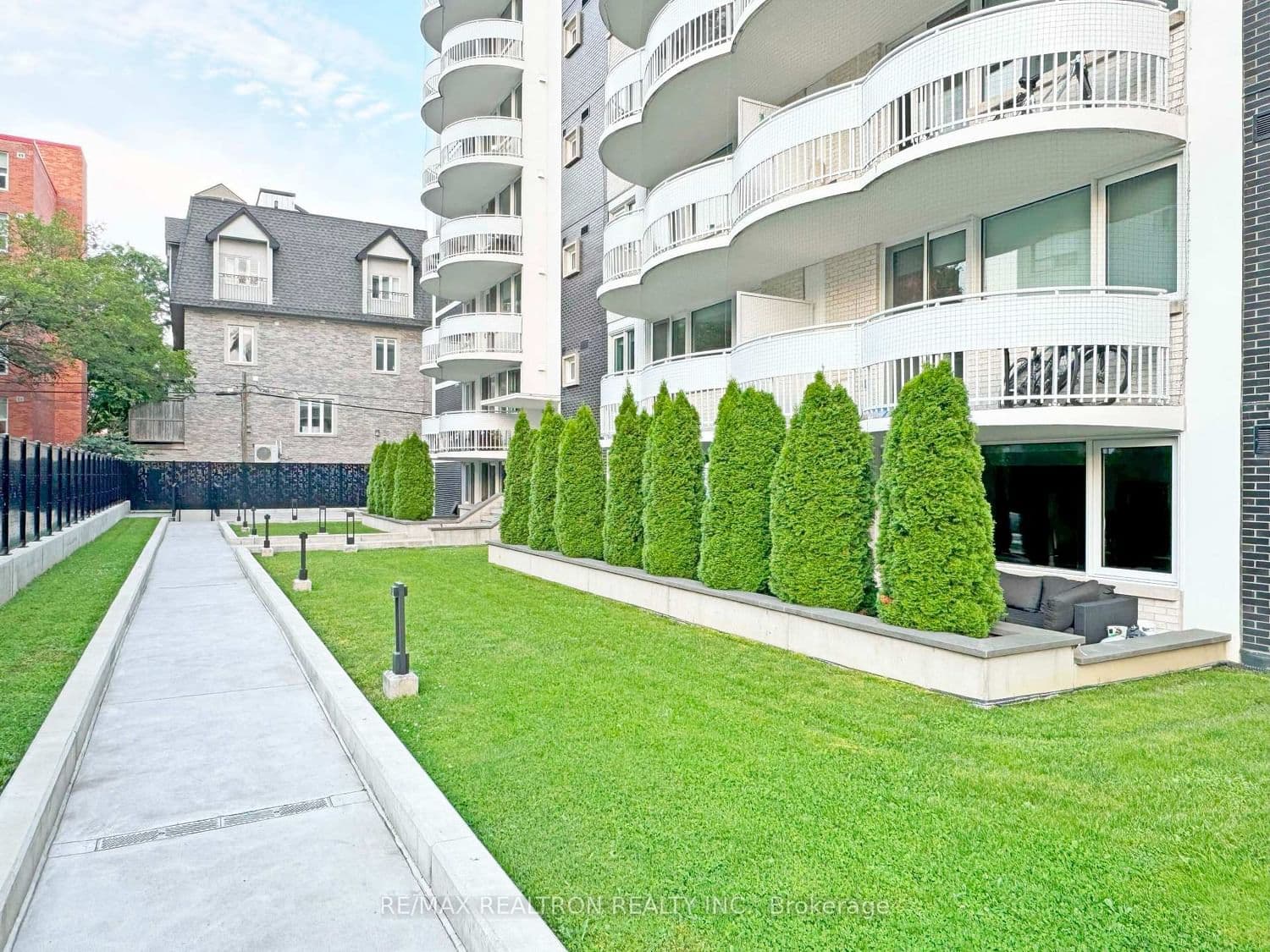 11 Walmer Road, Unit 301 thumbnail 19