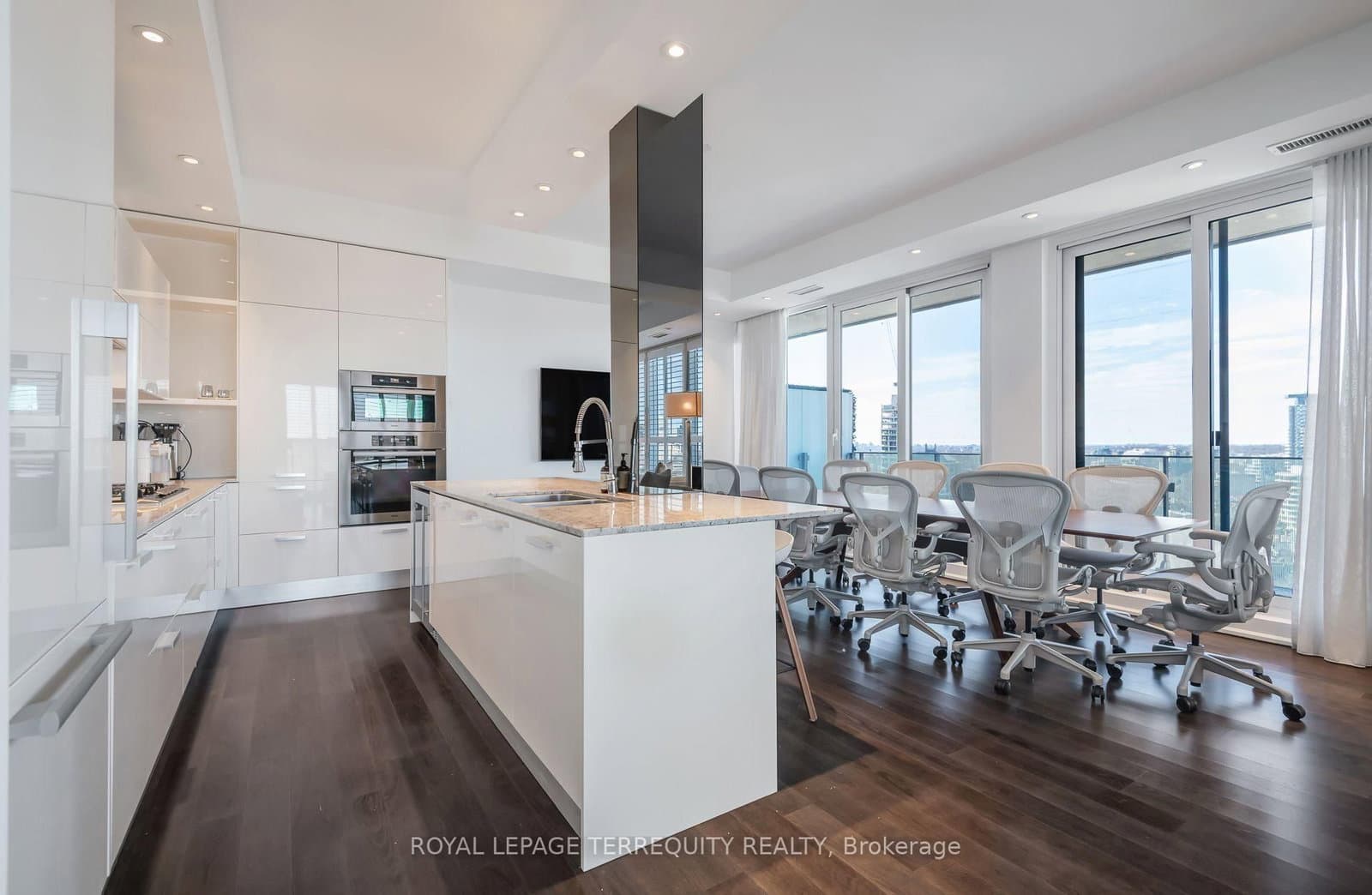 88 Davenport Road, Unit 1704 thumbnail 16
