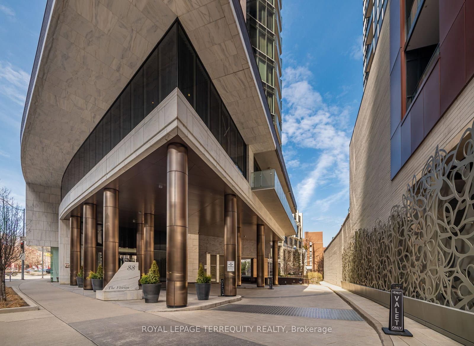 88 Davenport Road, Unit 1704 thumbnail 3