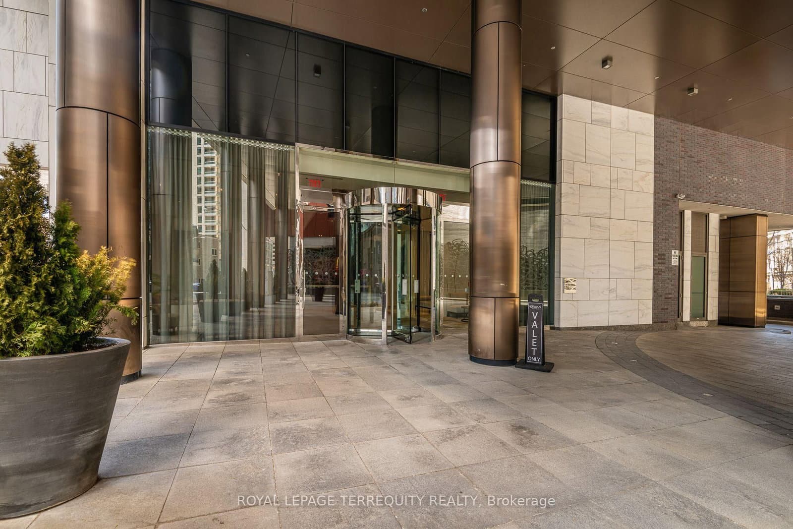 88 Davenport Road, Unit 1704 thumbnail 4