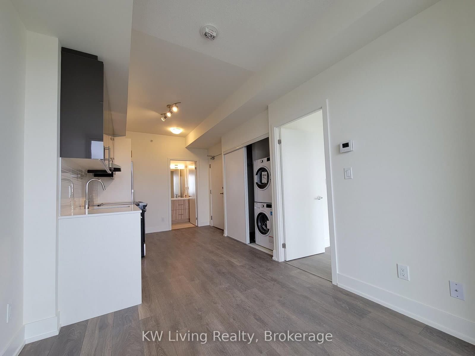 180 Fairview Mall Drive, Unit 1807 thumbnail 3