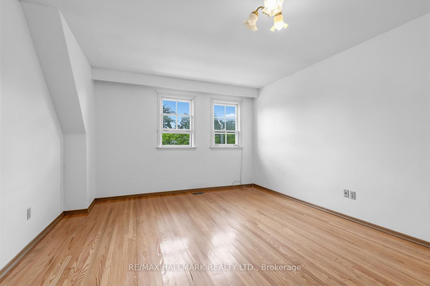 691 Conacher Drive thumbnail 17