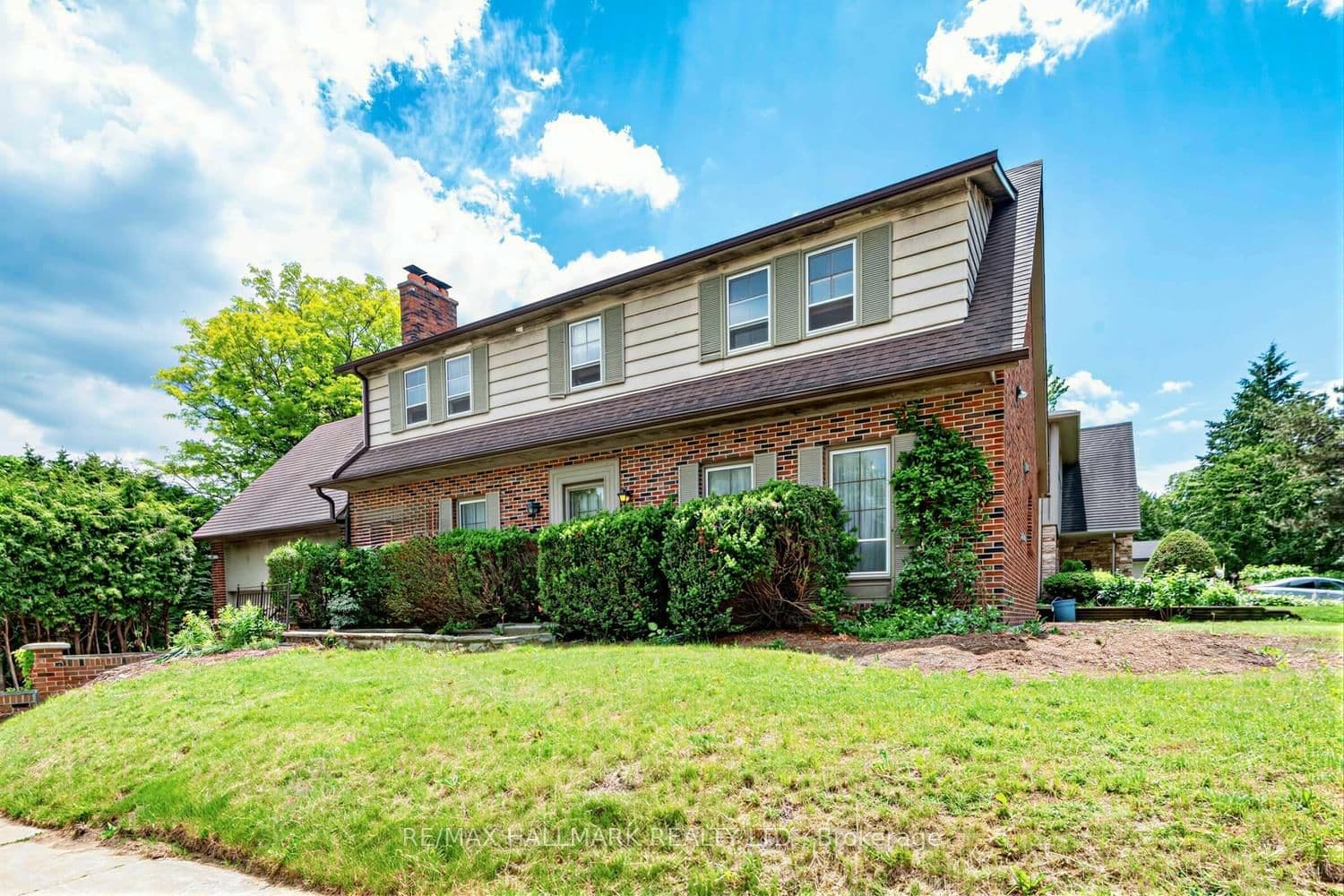 691 Conacher Drive thumbnail 2