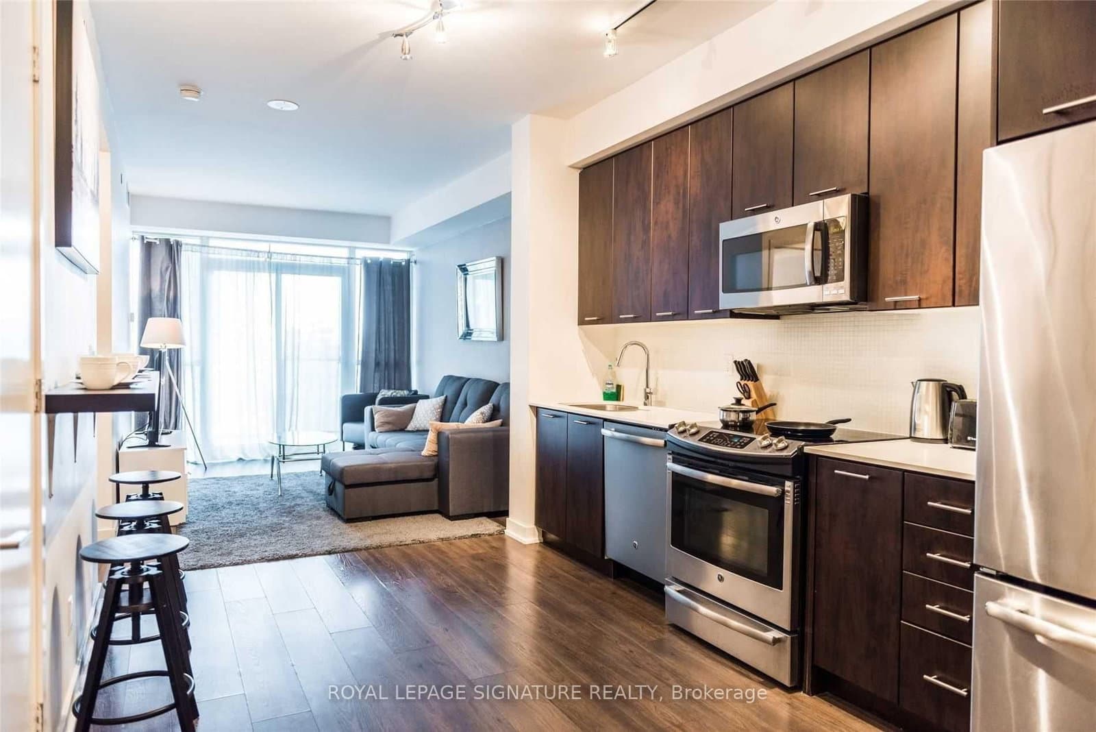 50 Bruyeres Mews, Unit 809 thumbnail 4