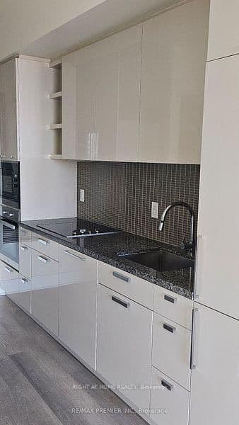 32 Davenport Road, Unit 2705 thumbnail 8
