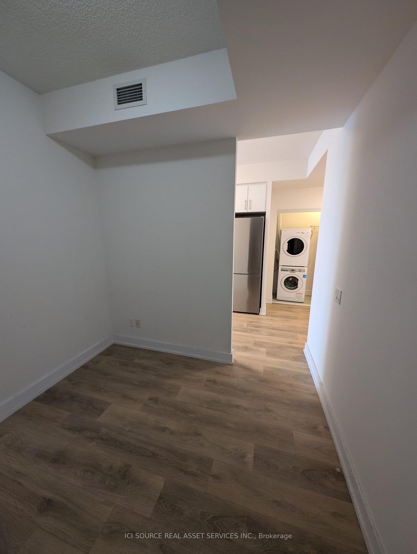 128 Fairview Mall Drive, Unit 320 thumbnail 8