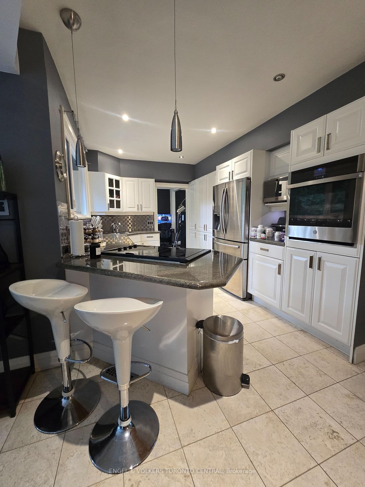 2424 Bayview Avenue thumbnail 10