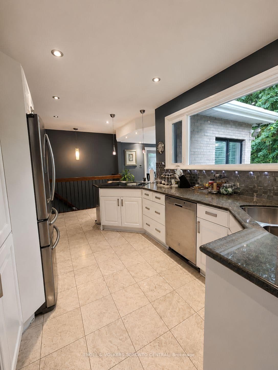 2424 Bayview Avenue thumbnail 11