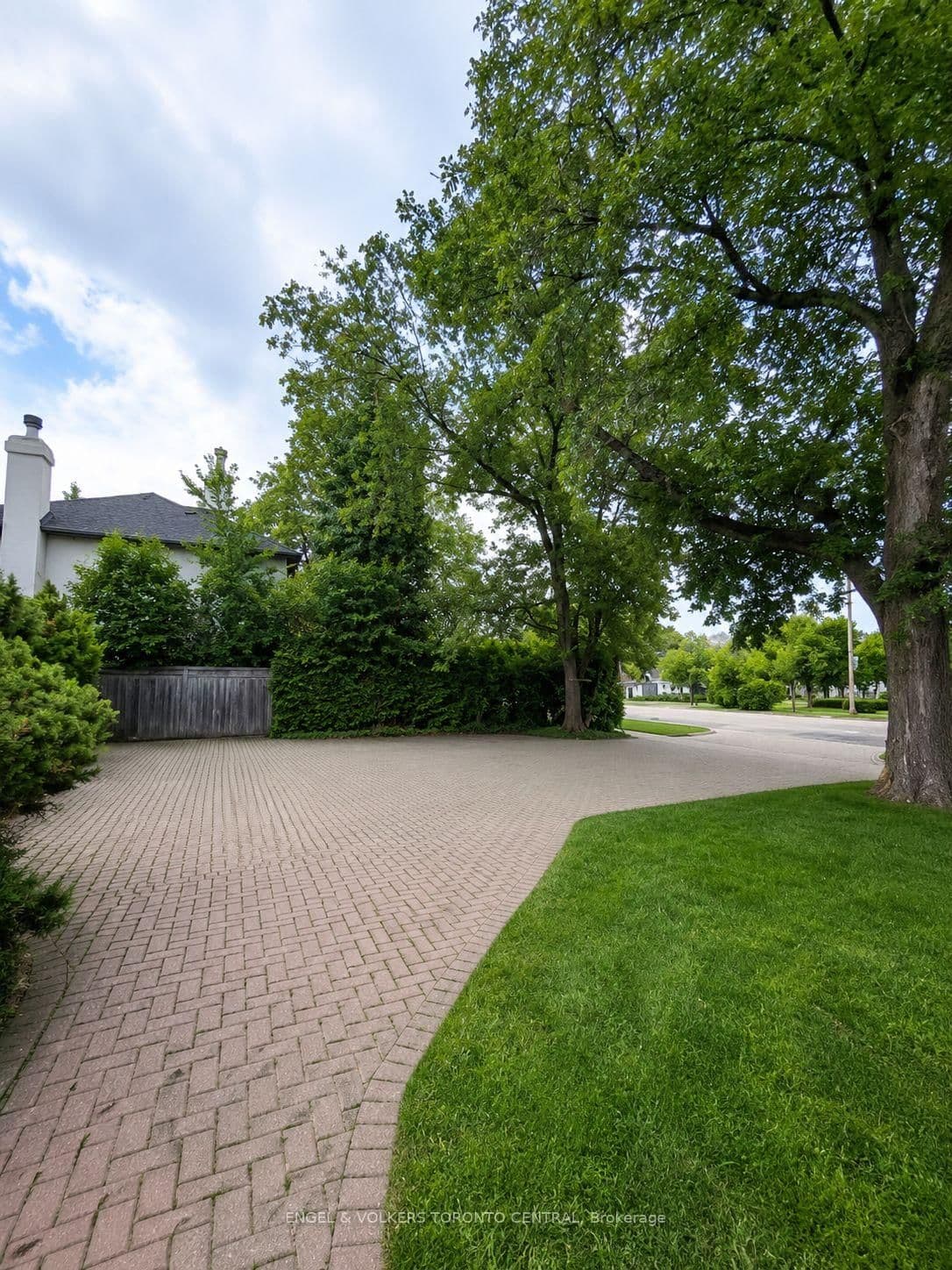 2424 Bayview Avenue thumbnail 2