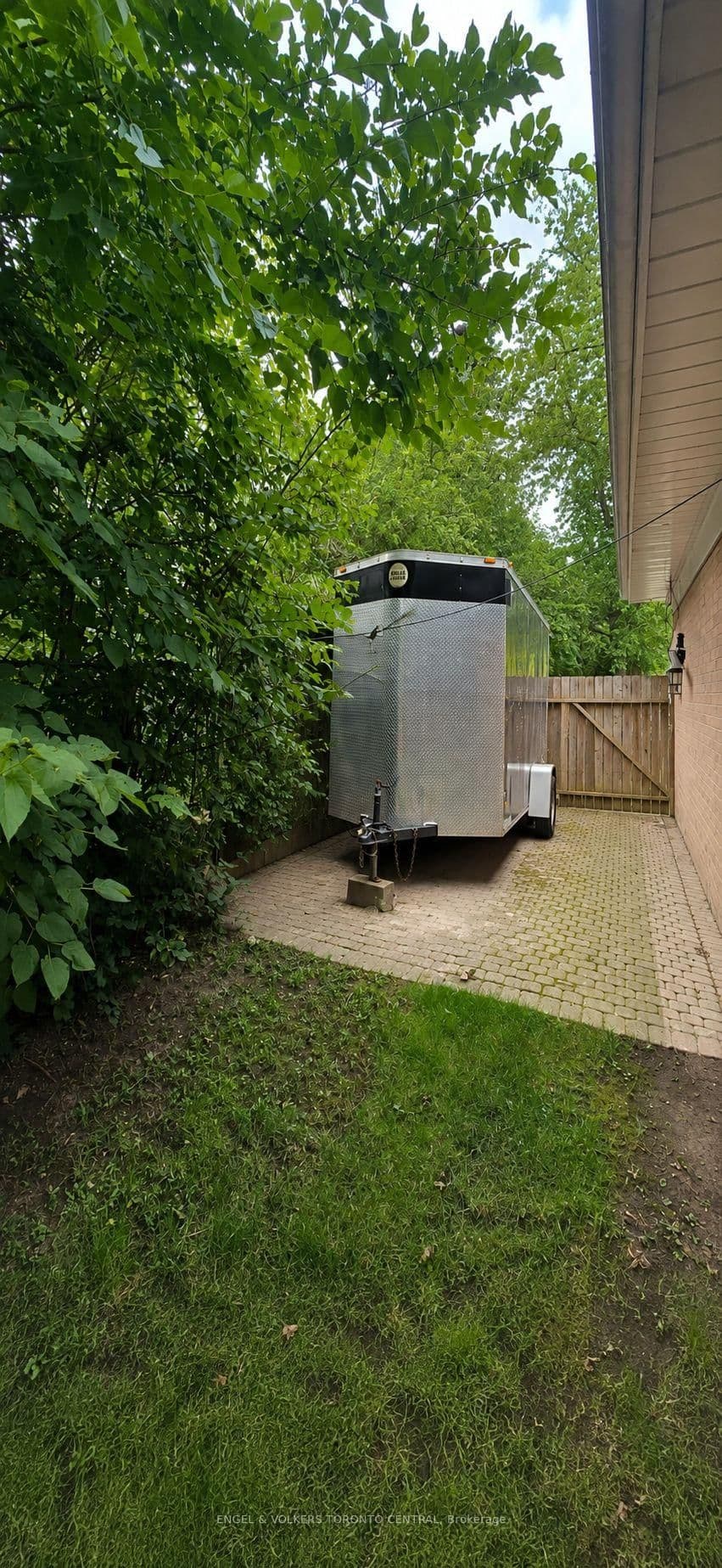 2424 Bayview Avenue thumbnail 24