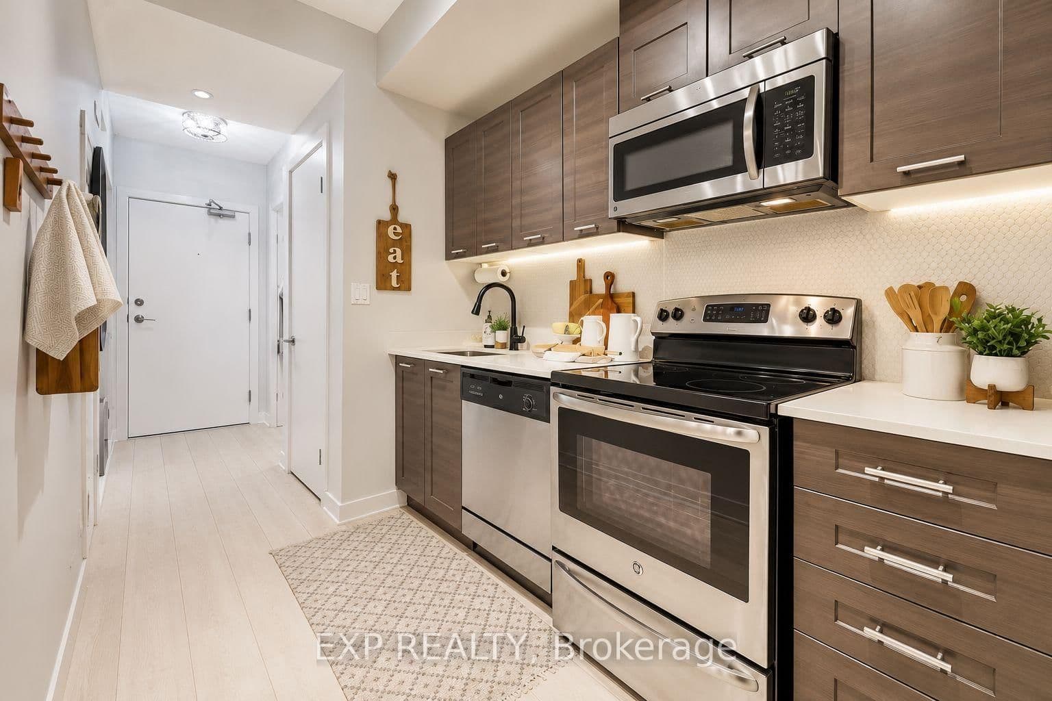 20 Bruyeres Mews, Unit 313 thumbnail 3