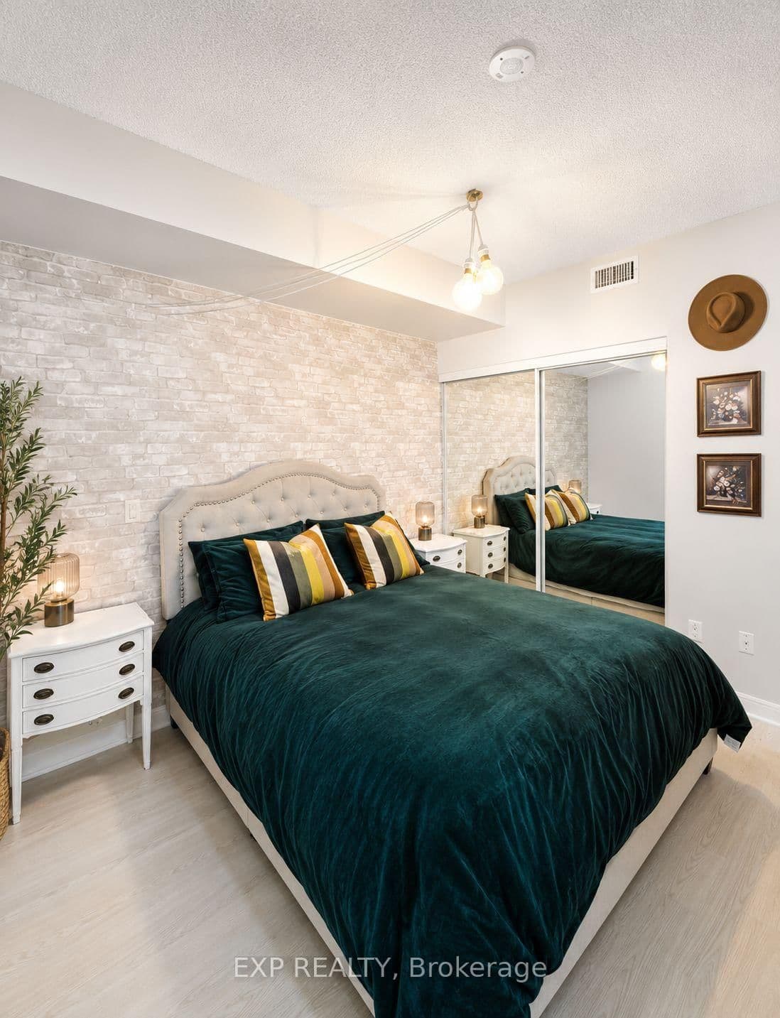 20 Bruyeres Mews, Unit 313 thumbnail 6