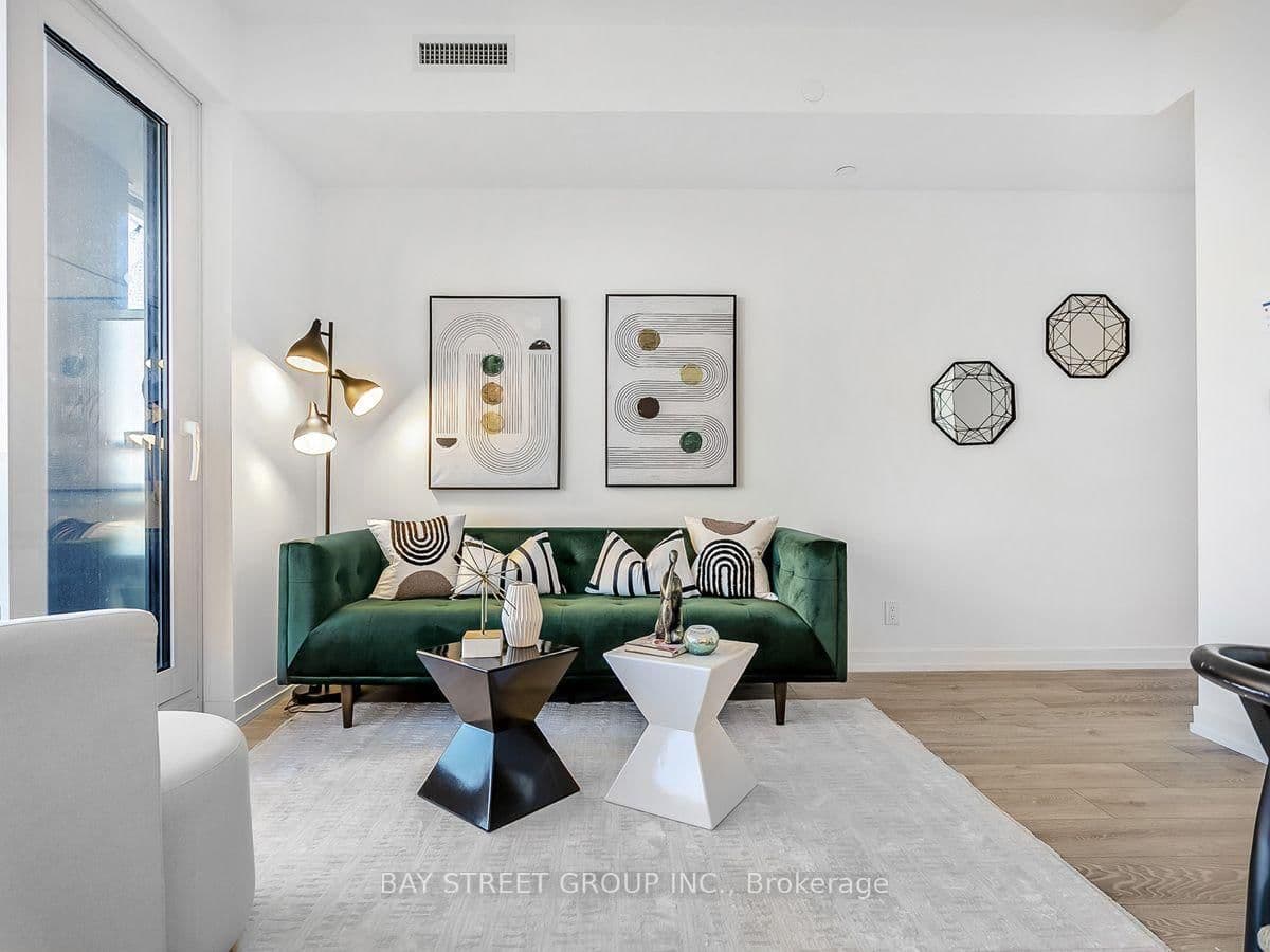 2020 Bathurst Street, Unit 1812 thumbnail 3