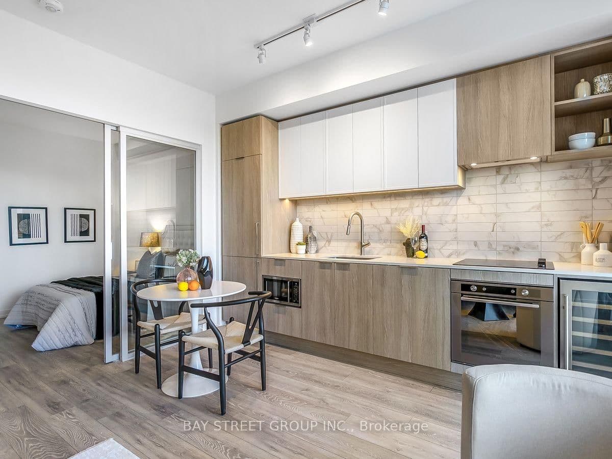 2020 Bathurst Street, Unit 1812 thumbnail 4