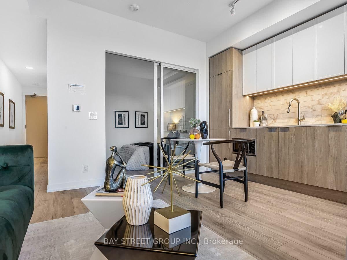 2020 Bathurst Street, Unit 1812 thumbnail 5