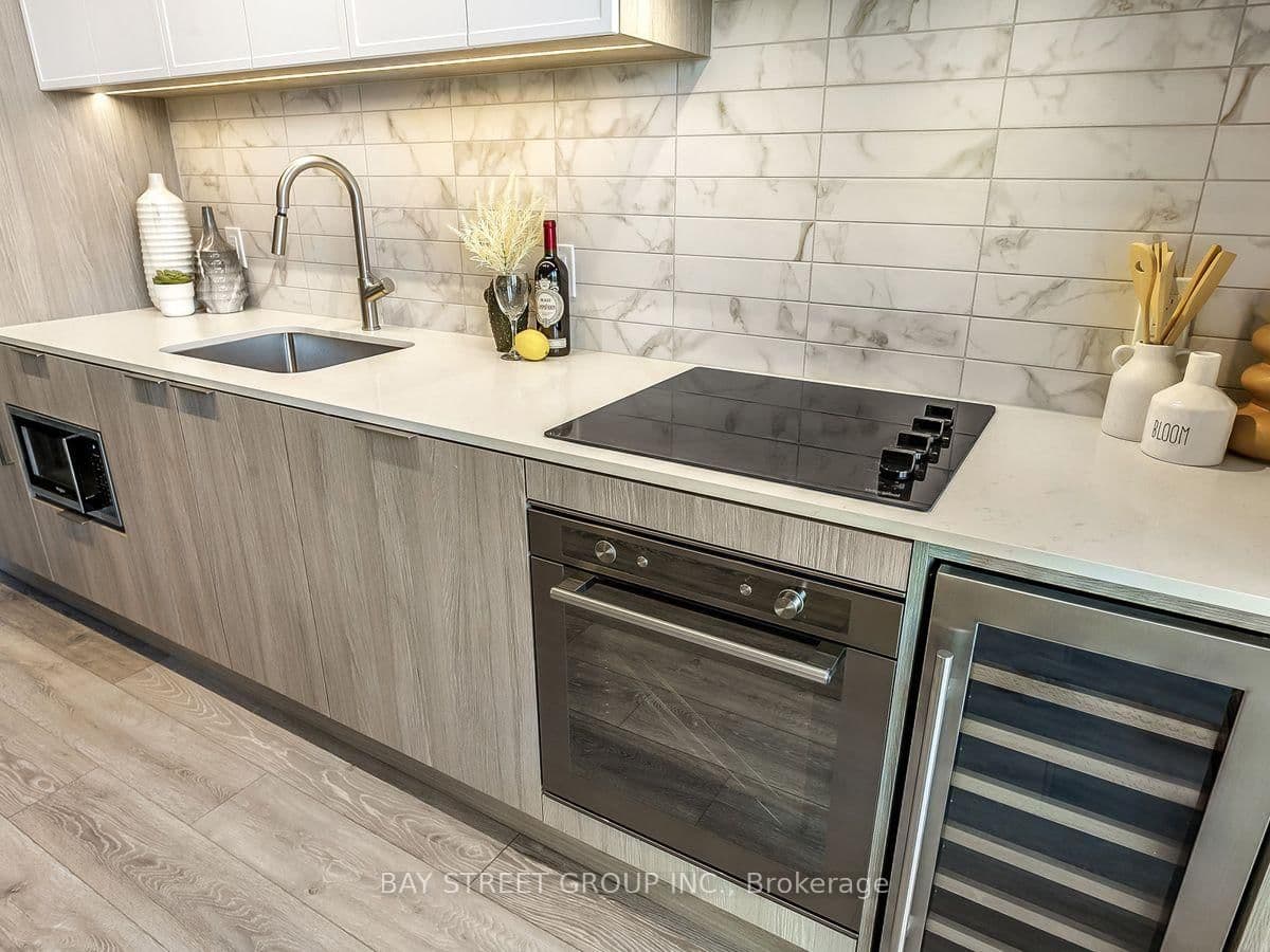2020 Bathurst Street, Unit 1812 thumbnail 8