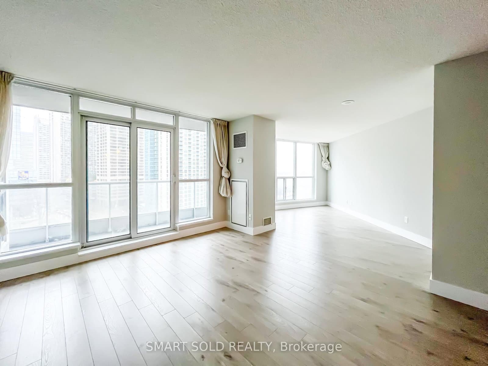 208 Queens Quay W, Unit 1002 thumbnail 3