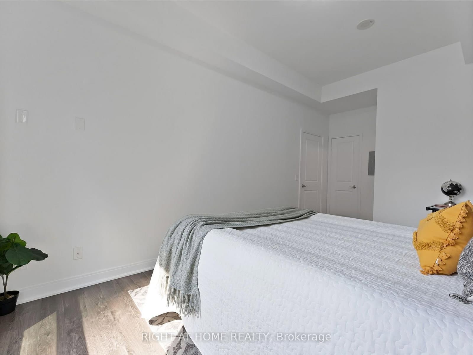 88 Broadway Avenue, Unit 812 thumbnail 17