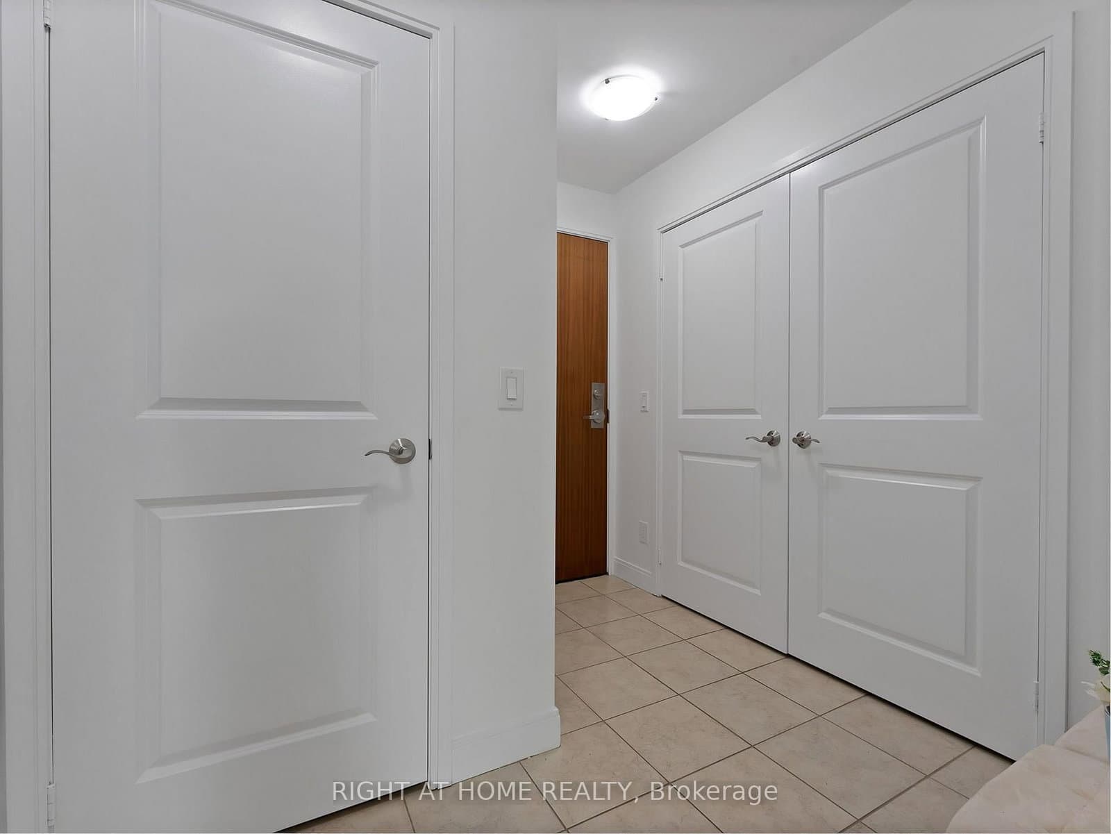 88 Broadway Avenue, Unit 812 thumbnail 3