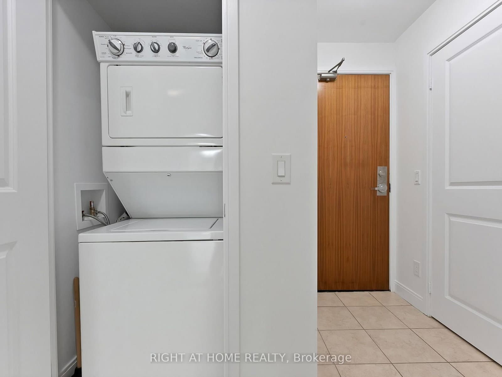 88 Broadway Avenue, Unit 812 thumbnail 4