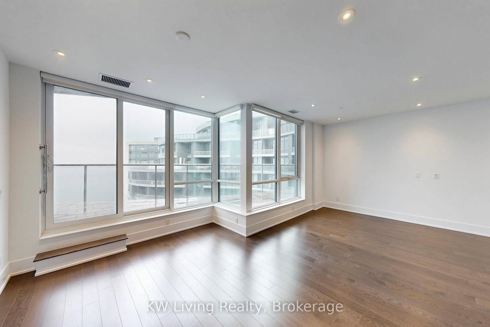 1 Edgewater Drive, Unit GPH 12 thumbnail 18
