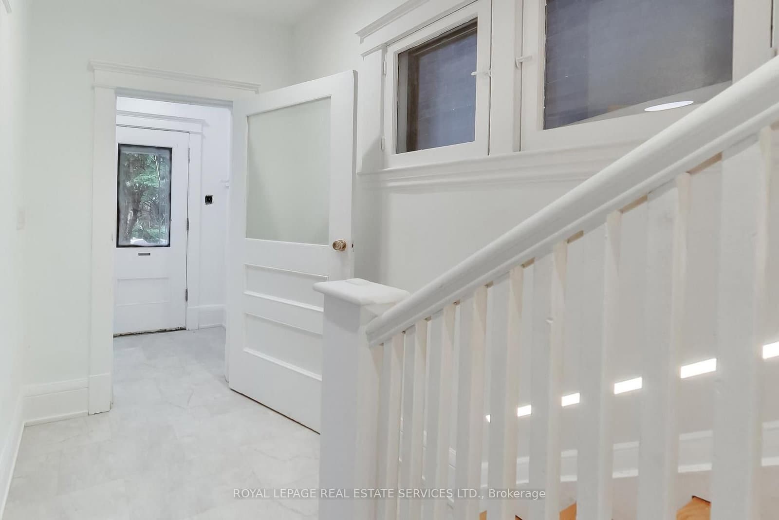 218 Montrose Avenue, Unit Upper thumbnail 4