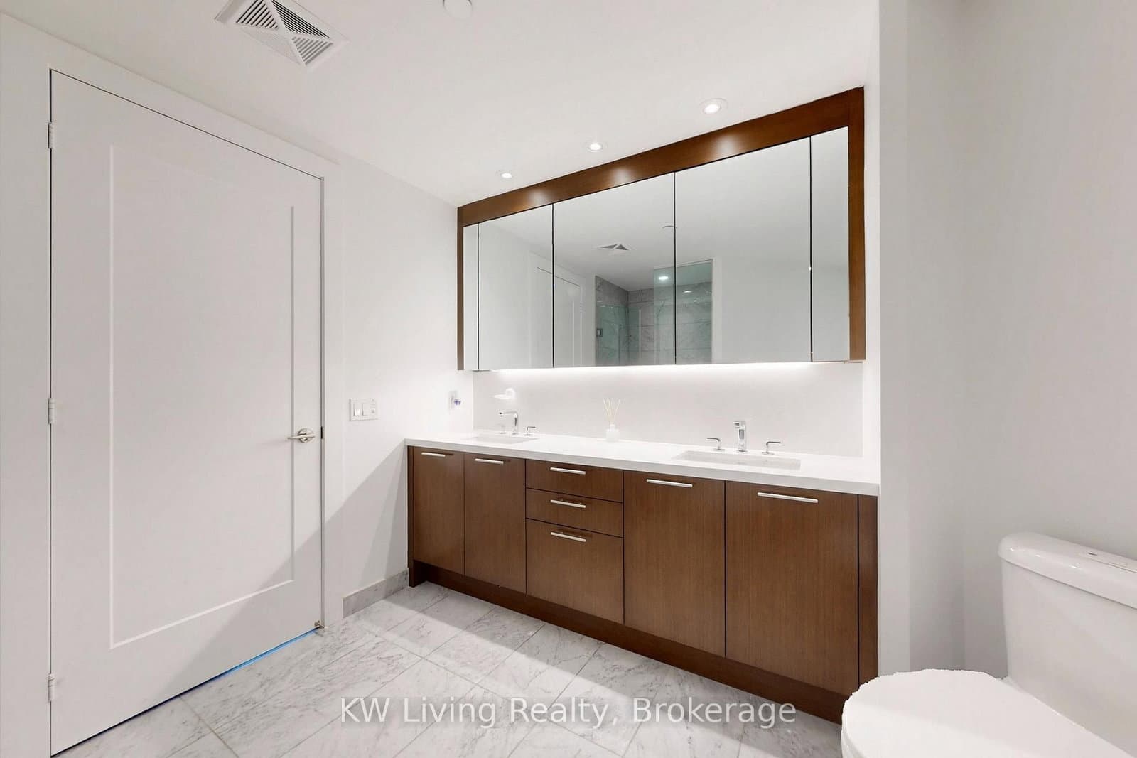 1 Edgewater Drive, Unit GPH 12 thumbnail 32