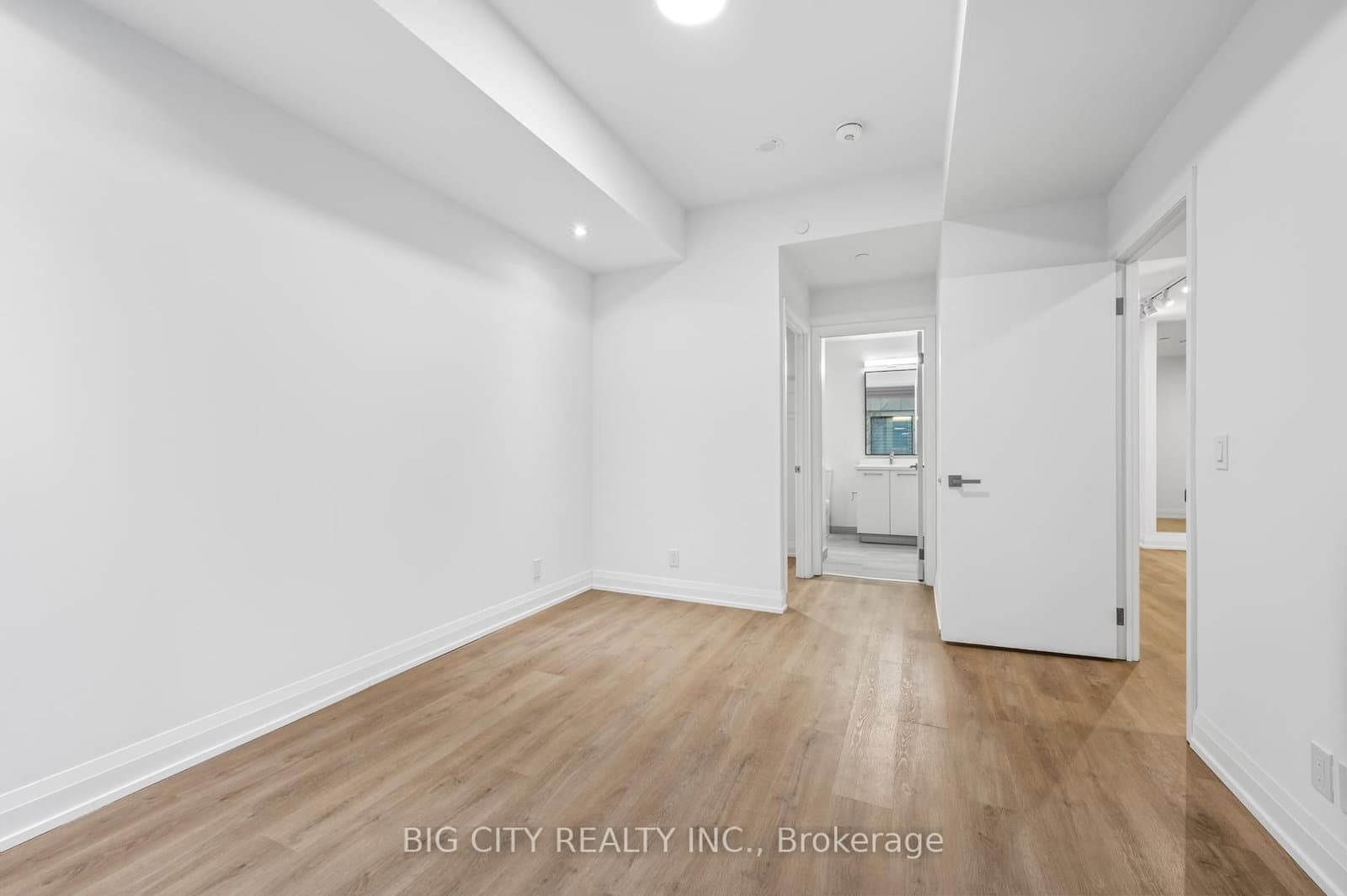 36 Brentcliffe Road, Unit M04 thumbnail 3