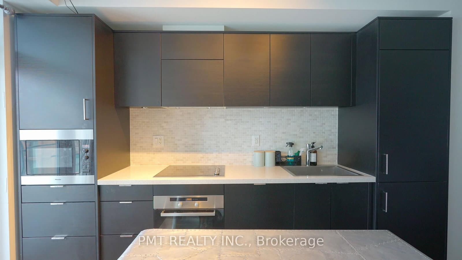 21 Widmer Street, Unit 803 thumbnail 9