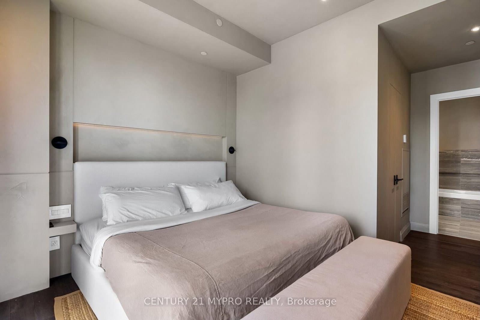 224 King Street W, Unit 3603 thumbnail 9
