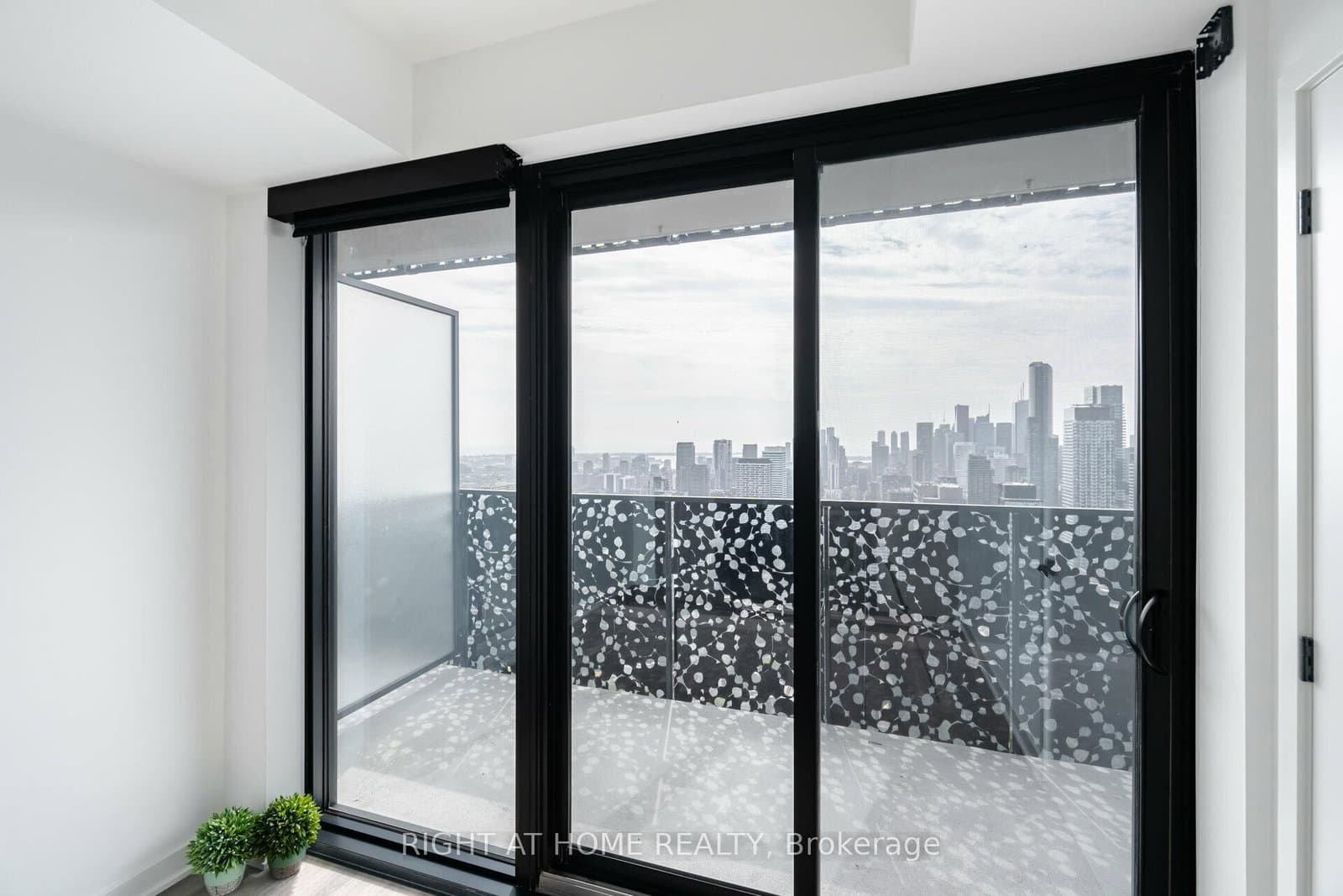 55 Charles Street E, Unit 4403 thumbnail 16