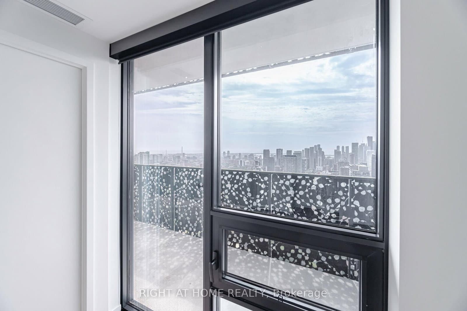 55 Charles Street E, Unit 4403 thumbnail 26