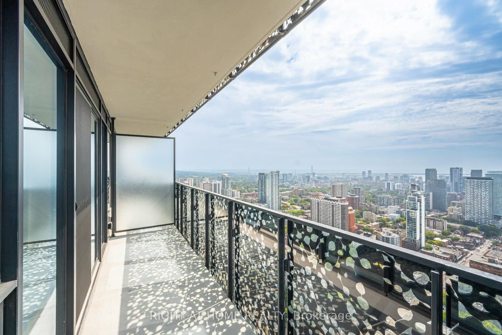 55 Charles Street E, Unit 4403 thumbnail 32