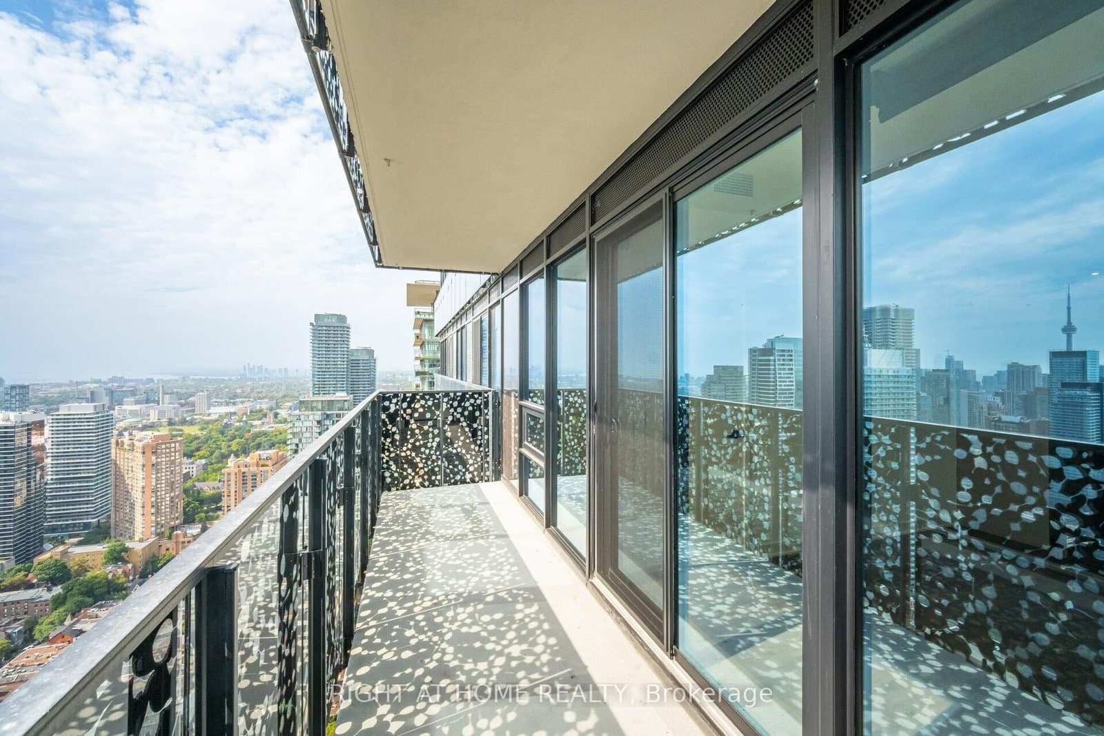 55 Charles Street E, Unit 4403 thumbnail 33