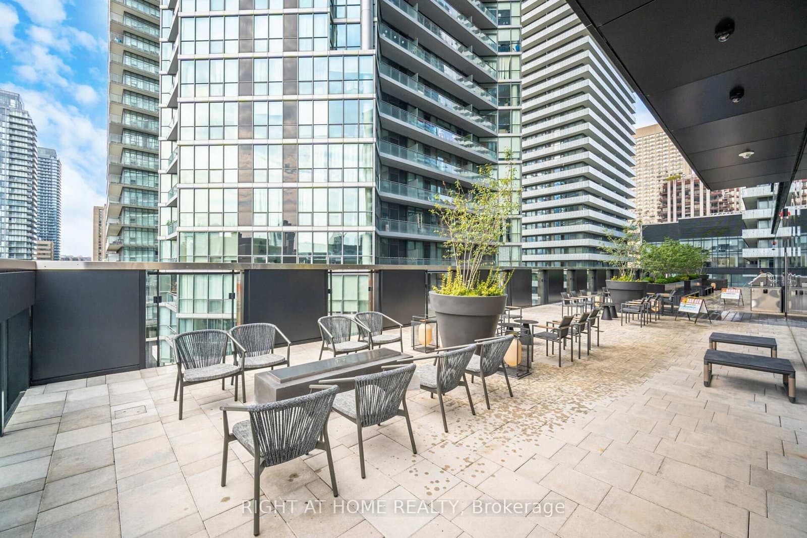 55 Charles Street E, Unit 4403 thumbnail 43