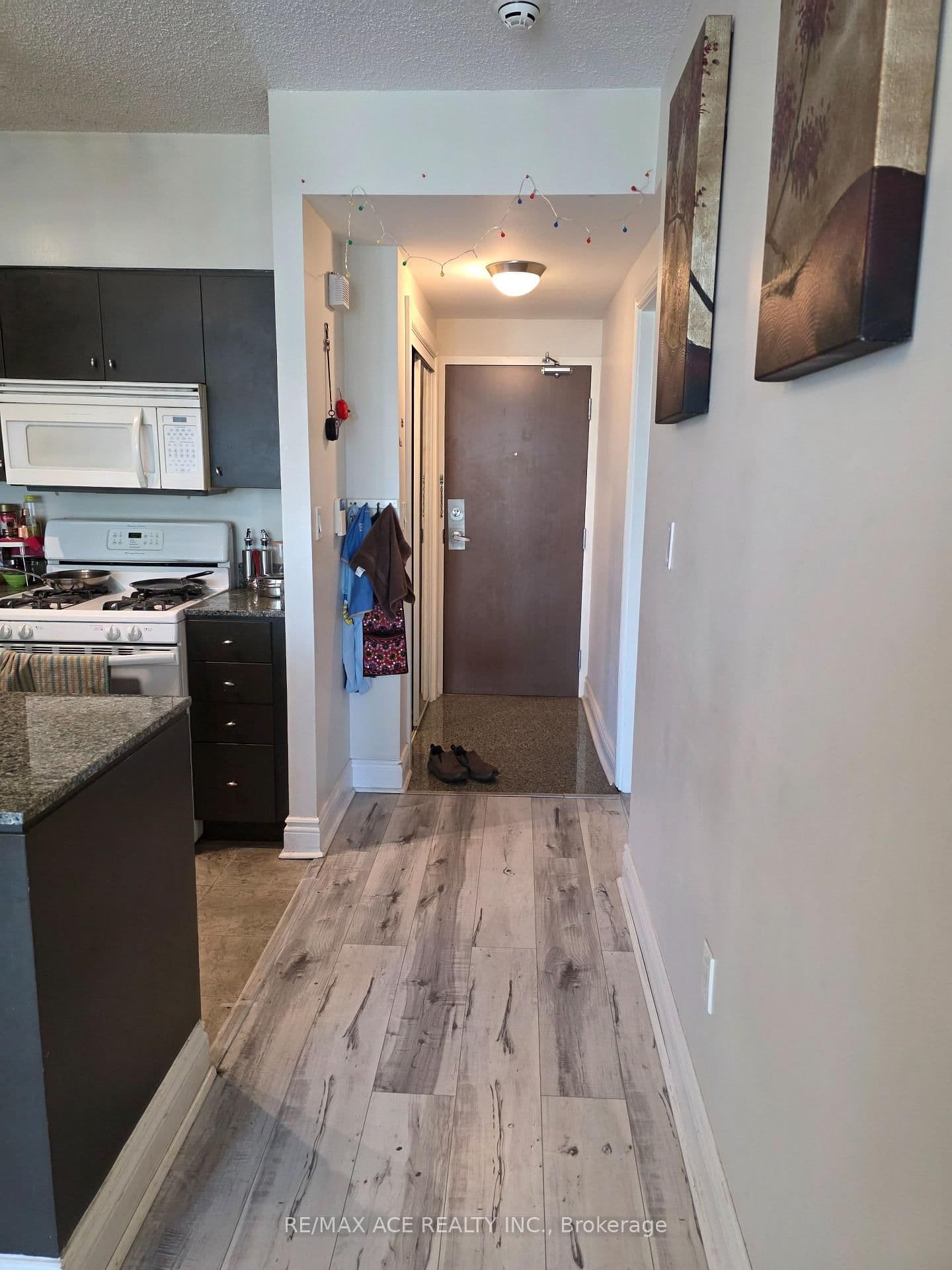 35 Mariner Terrace, Unit 1801 thumbnail 2